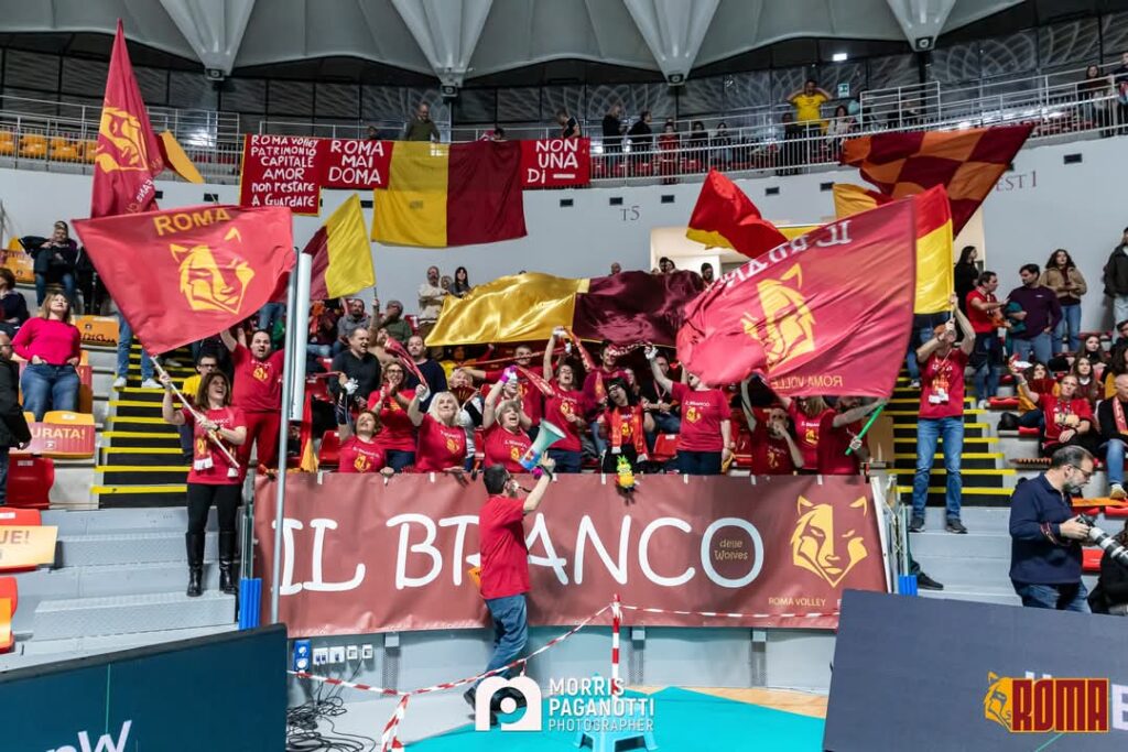 Tifosi della Roma con bandiere