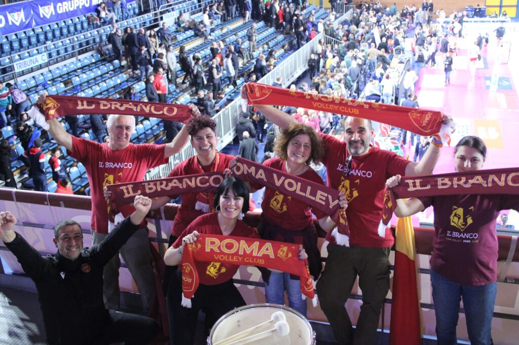 Tifosi di Roma Volley Club con sciarpe