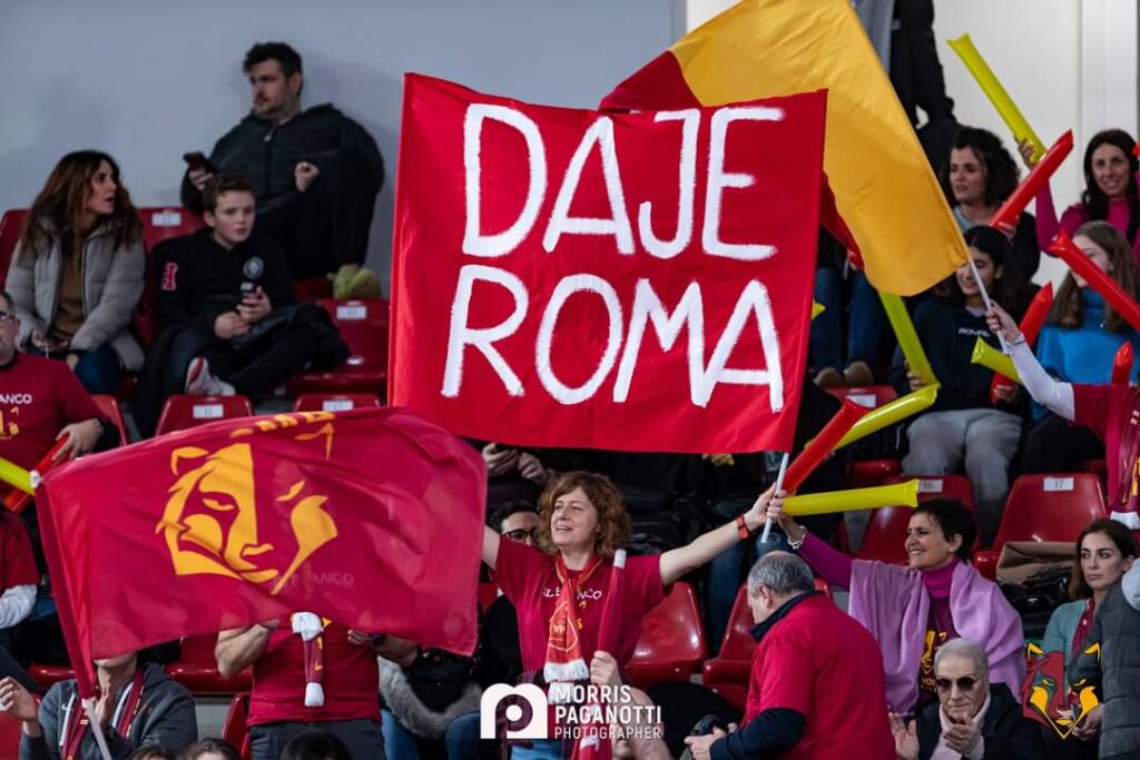 Tifosi con bandiere per Roma